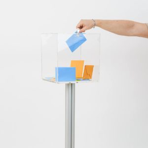 cubo espositore in plexiglass trasparente autoportante per lettere